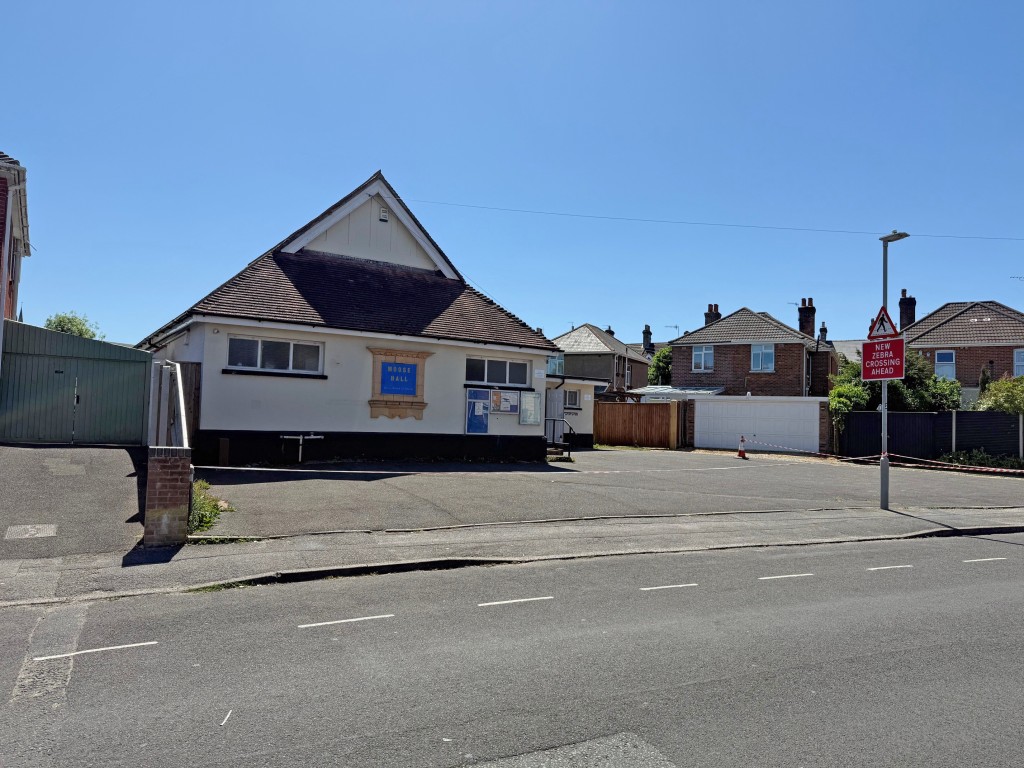 Lot: 21 - FORMER COMMUNITY HALL WITH DEVELOPMENT POTENTIAL - Outside view of the building with large road frontage